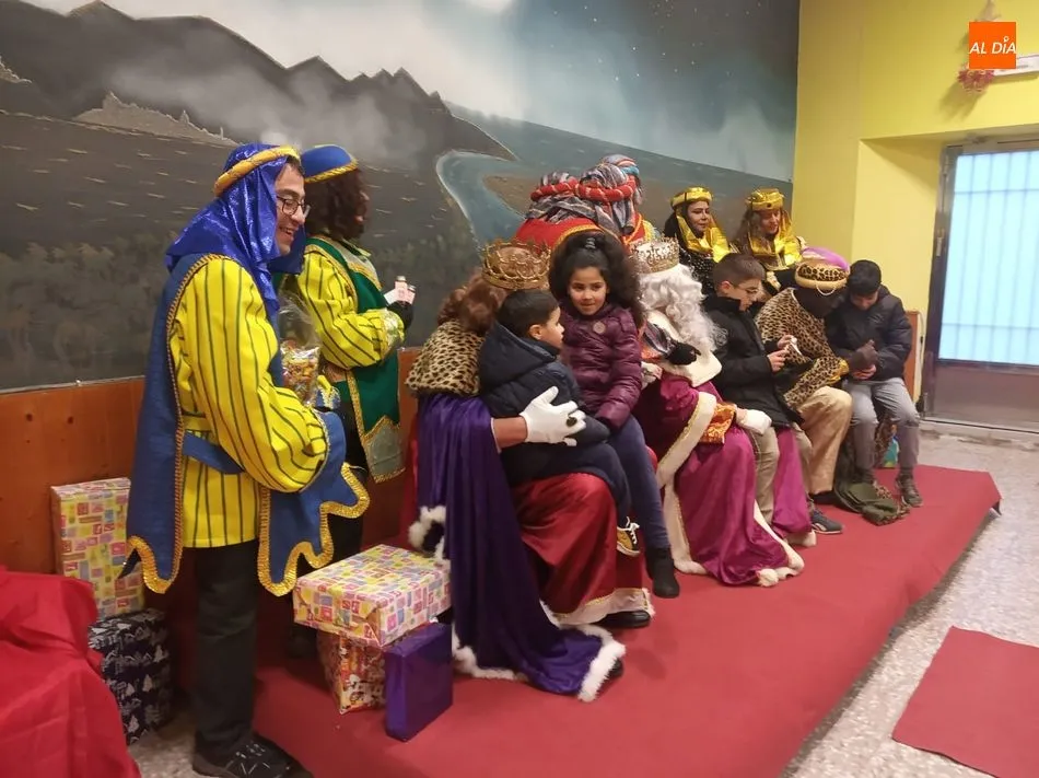 Foto 4 - Los Reyes Magos reparten ilusi&oacute;n en Guijuelo