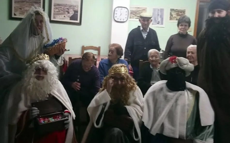 Los Reyes Magos visitan la residencia de mayores de Olmedo de Camaces  