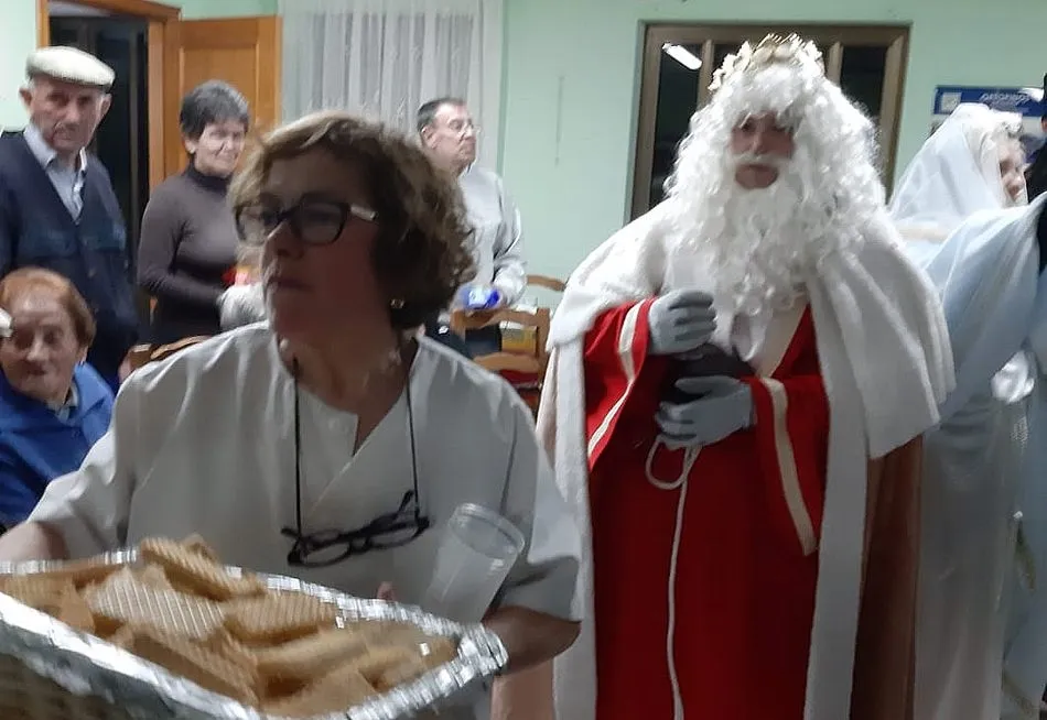 Foto 2 - Los Reyes Magos visitan la residencia de mayores de Olmedo de Camaces  