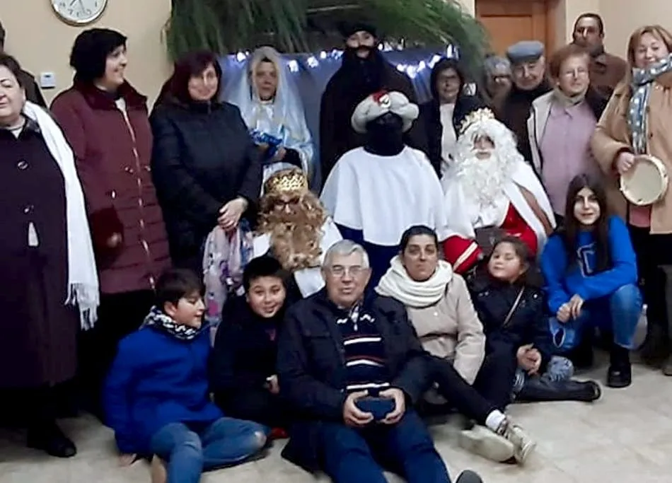 Foto 3 - Los Reyes Magos visitan la residencia de mayores de Olmedo de Camaces  