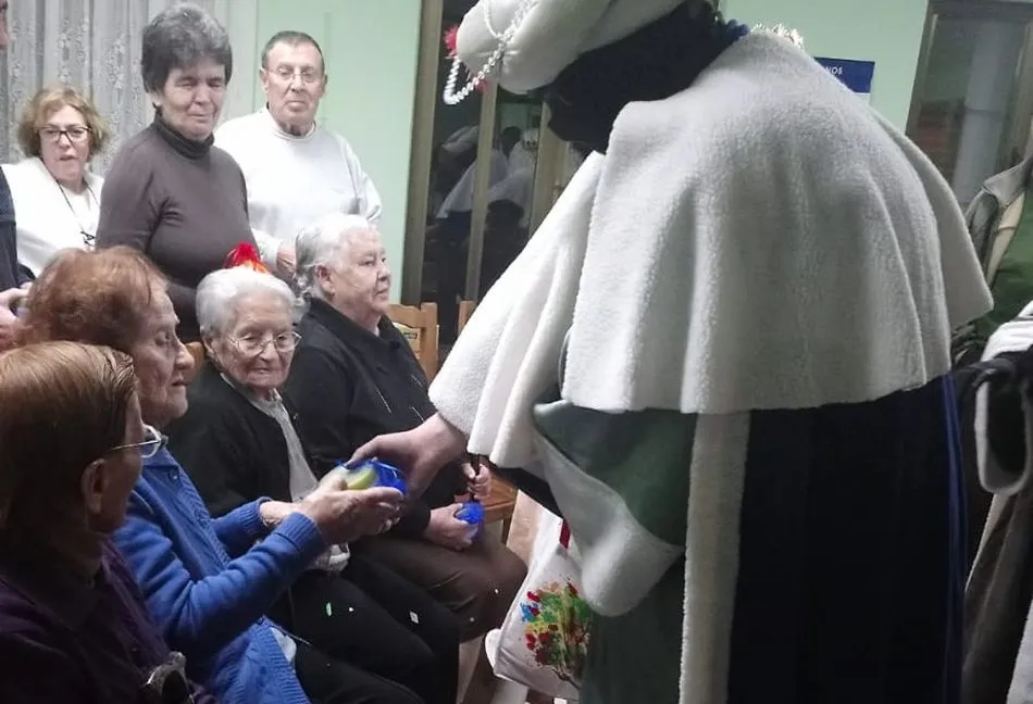 Foto 4 - Los Reyes Magos visitan la residencia de mayores de Olmedo de Camaces  