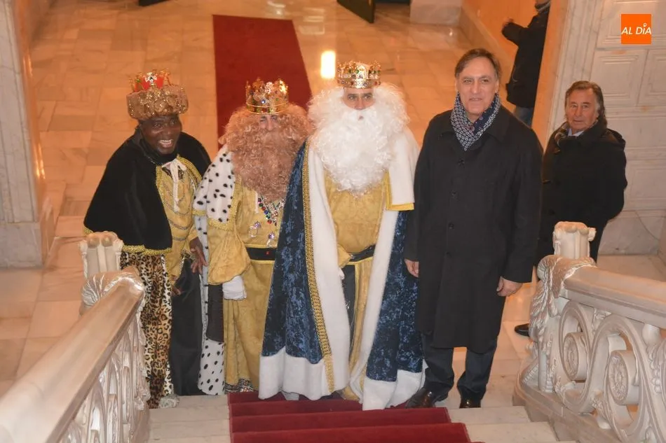 Foto 9 - Salamanca se llena de ilusi&oacute;n de padres y ni&ntilde;os con la Cabalgata de Reyes