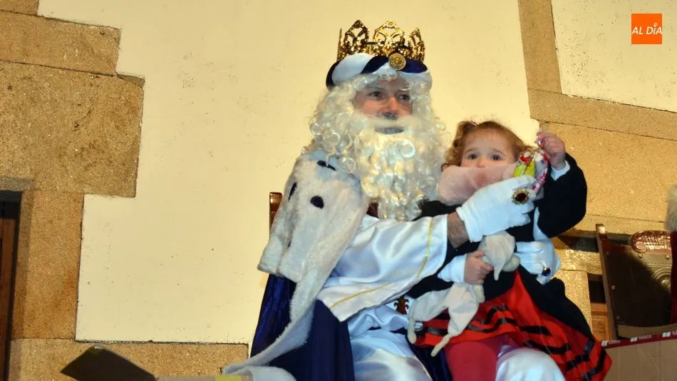 Foto 9 - Los ni&ntilde;os disfrutan de una animada Cabalgata de Reyes en Lumbrales