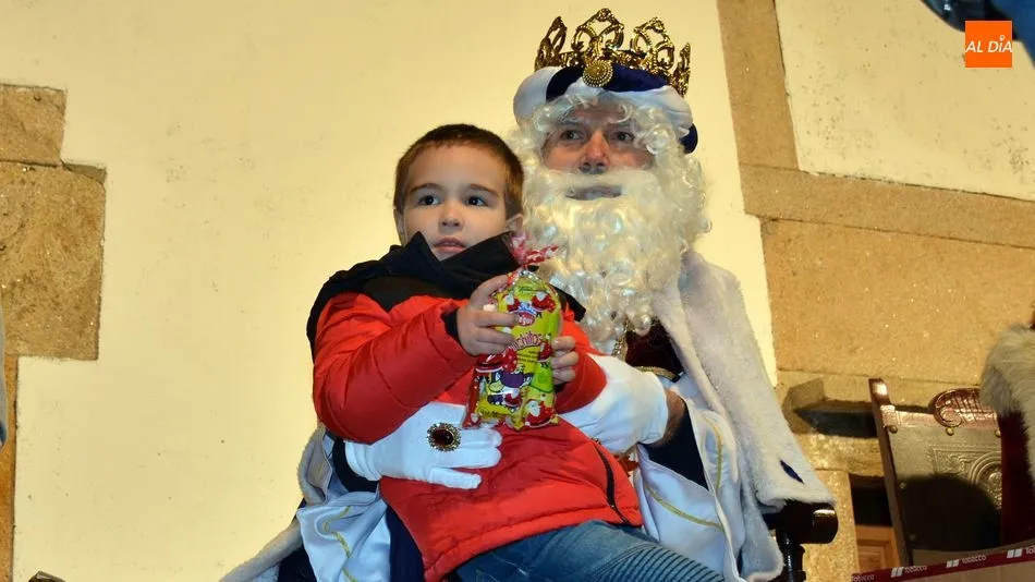 Foto 8 - Los ni&ntilde;os disfrutan de una animada Cabalgata de Reyes en Lumbrales