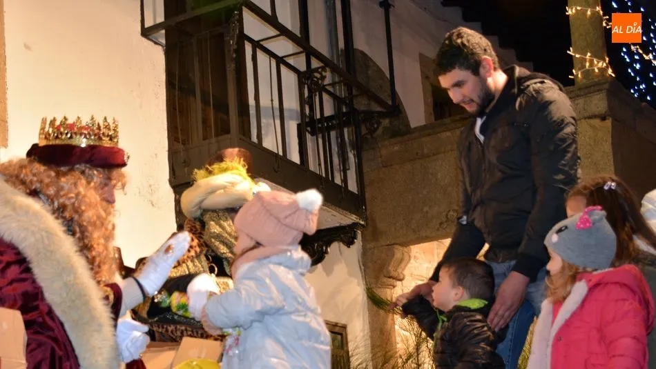 Foto 11 - Los ni&ntilde;os disfrutan de una animada Cabalgata de Reyes en Lumbrales