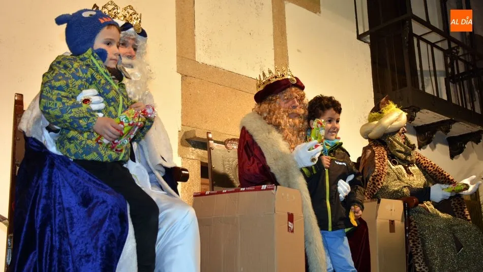 Foto 7 - Los ni&ntilde;os disfrutan de una animada Cabalgata de Reyes en Lumbrales