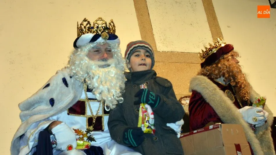 Foto 5 - Los ni&ntilde;os disfrutan de una animada Cabalgata de Reyes en Lumbrales