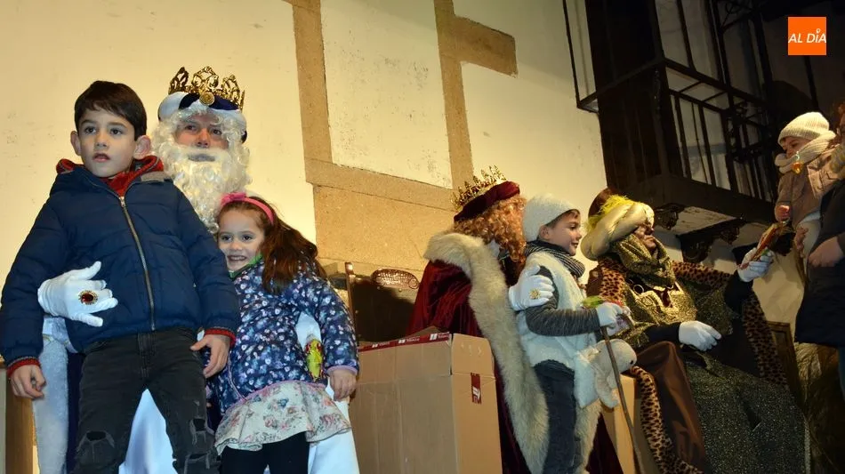 Foto 4 - Los ni&ntilde;os disfrutan de una animada Cabalgata de Reyes en Lumbrales