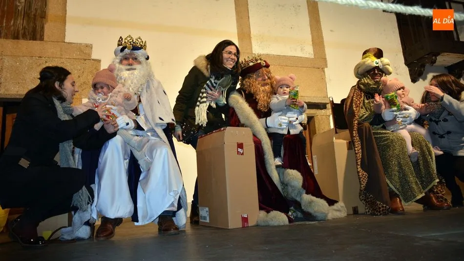 Foto 3 - Los ni&ntilde;os disfrutan de una animada Cabalgata de Reyes en Lumbrales