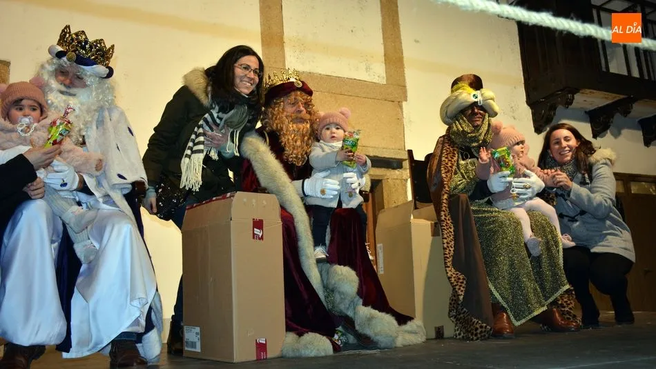 Foto 2 - Los ni&ntilde;os disfrutan de una animada Cabalgata de Reyes en Lumbrales