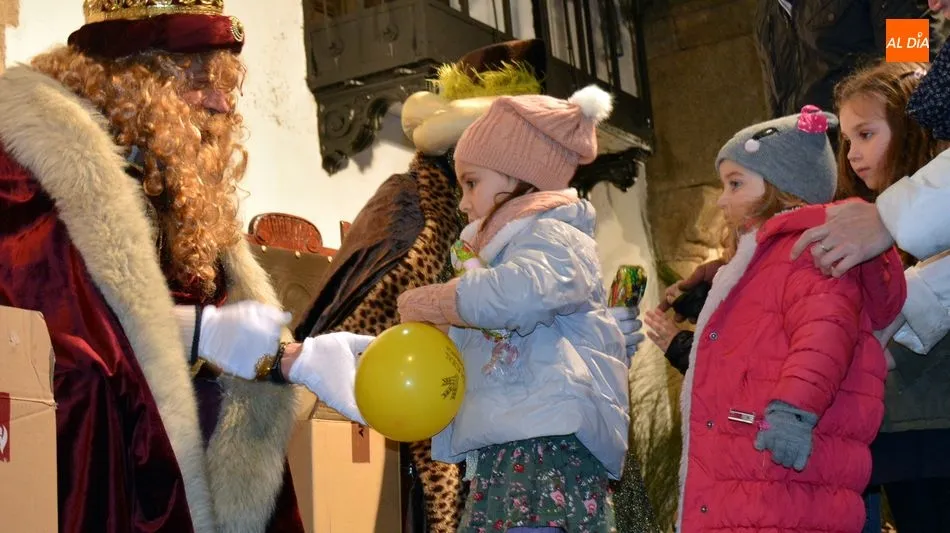 Foto 10 - Los ni&ntilde;os disfrutan de una animada Cabalgata de Reyes en Lumbrales