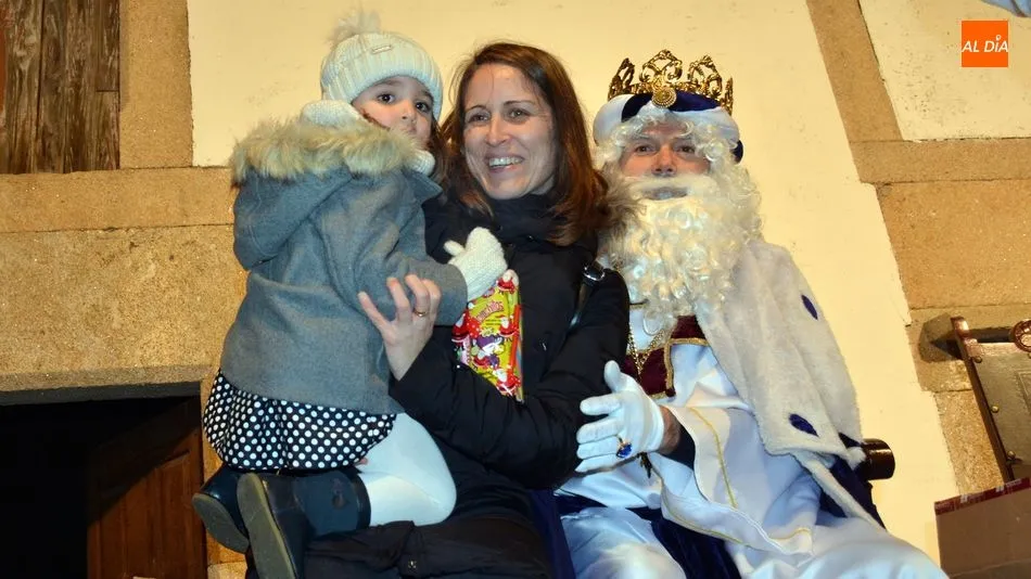 Foto 6 - Los ni&ntilde;os disfrutan de una animada Cabalgata de Reyes en Lumbrales