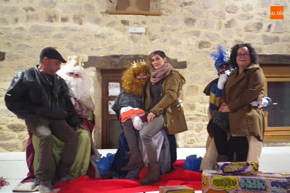 Foto 2 - Los Reyes de Oriente hacen las delicias de peque&ntilde;os y mayores en Cip&eacute;rez  
