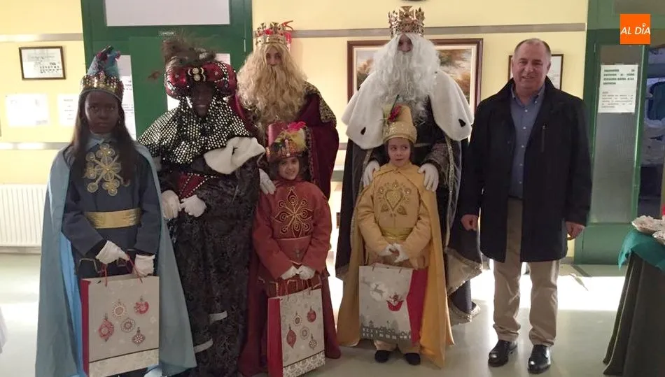 SSMM de Oriente fueron recibidos en la residencia de mayores por el alcalde de la localidad, Julián Martín