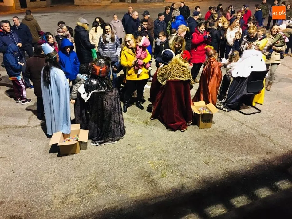 Foto 10 - Los Reyes Magos no se olvidan en Villarino ni de ni&ntilde;os ni de mayores  