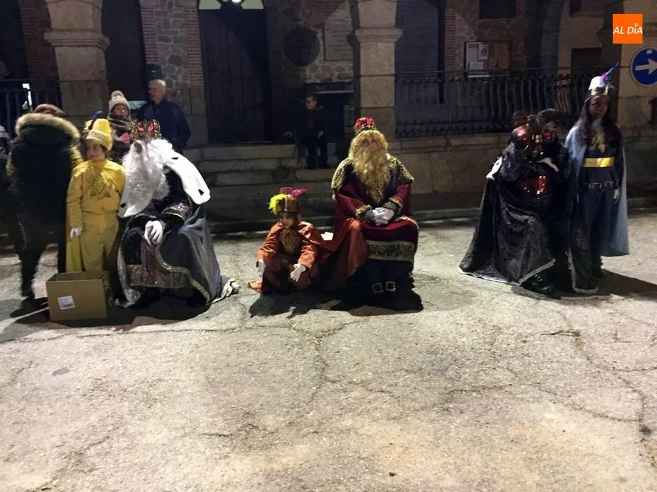 Foto 8 - Los Reyes Magos no se olvidan en Villarino ni de ni&ntilde;os ni de mayores  