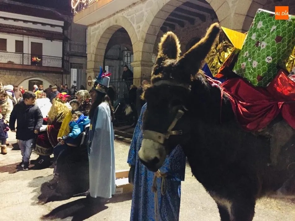 Foto 7 - Los Reyes Magos no se olvidan en Villarino ni de ni&ntilde;os ni de mayores  
