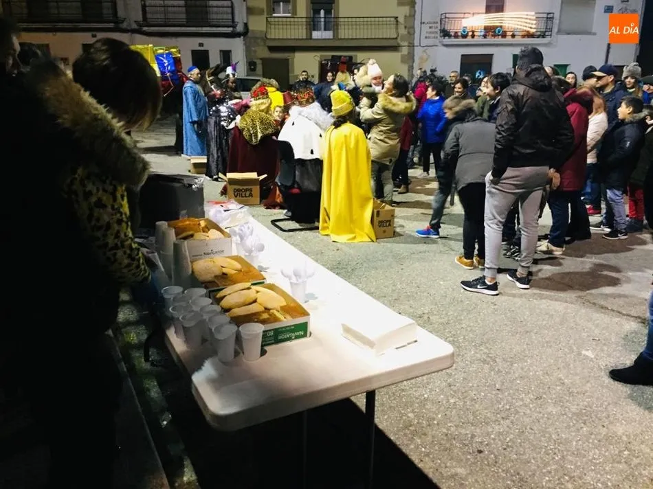 Foto 5 - Los Reyes Magos no se olvidan en Villarino ni de ni&ntilde;os ni de mayores  
