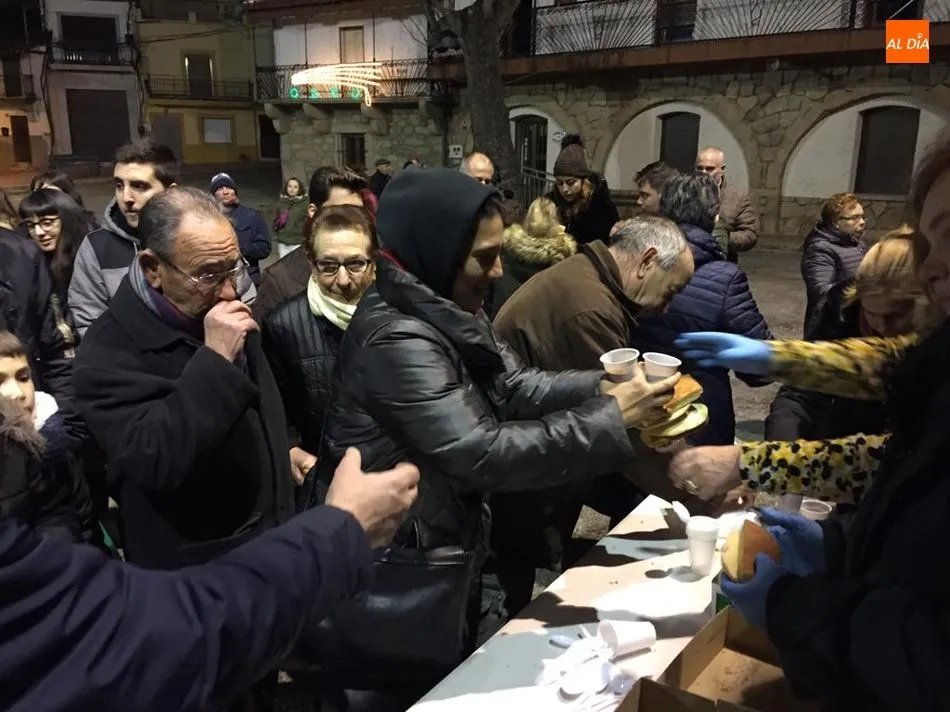 Foto 3 - Los Reyes Magos no se olvidan en Villarino ni de ni&ntilde;os ni de mayores  