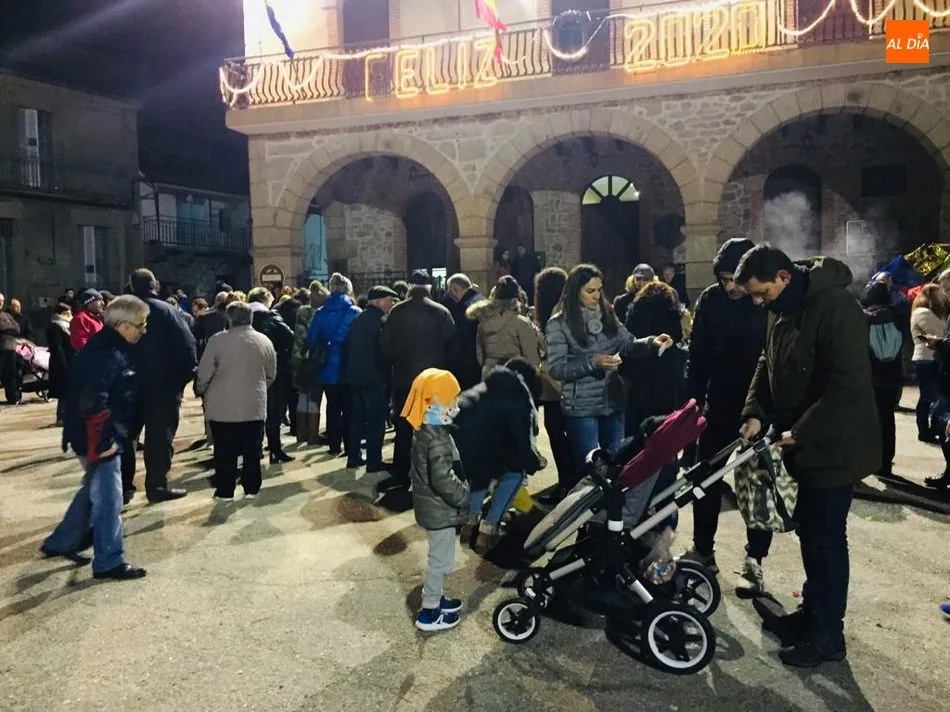 Foto 2 - Los Reyes Magos no se olvidan en Villarino ni de ni&ntilde;os ni de mayores  