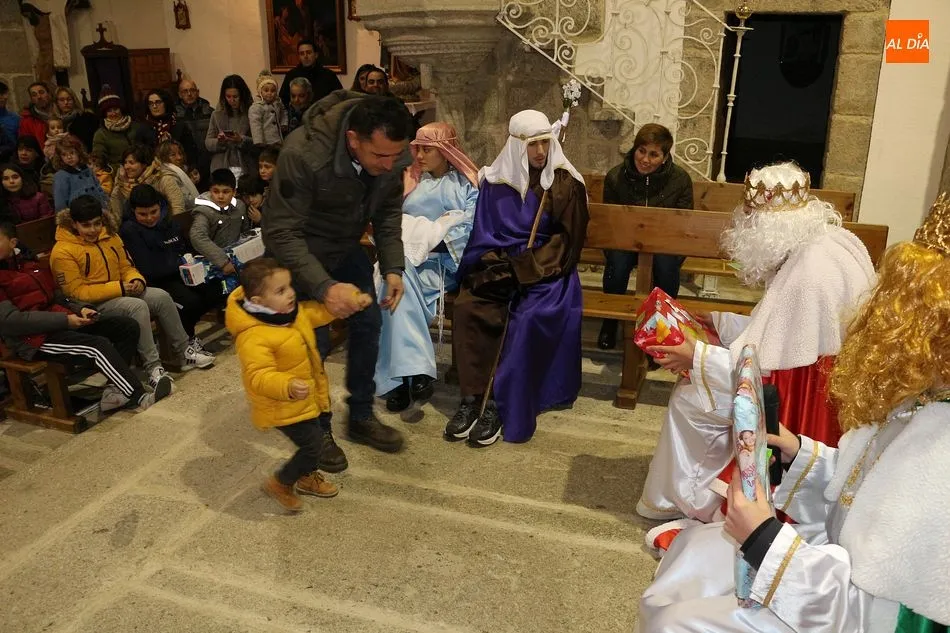 Foto 4 - Los Santos recibe una emocionante visita de los Reyes Magos