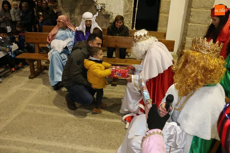 Foto 2 - Los Santos recibe una emocionante visita de los Reyes Magos