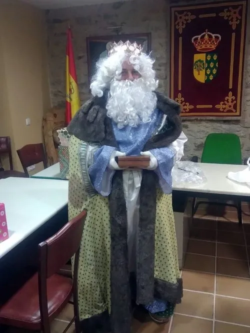 Foto 11 - Los Magos de Oriente dejan regalos y caramelos a los ni&ntilde;os de&nbsp;Peralejos de Abajo  