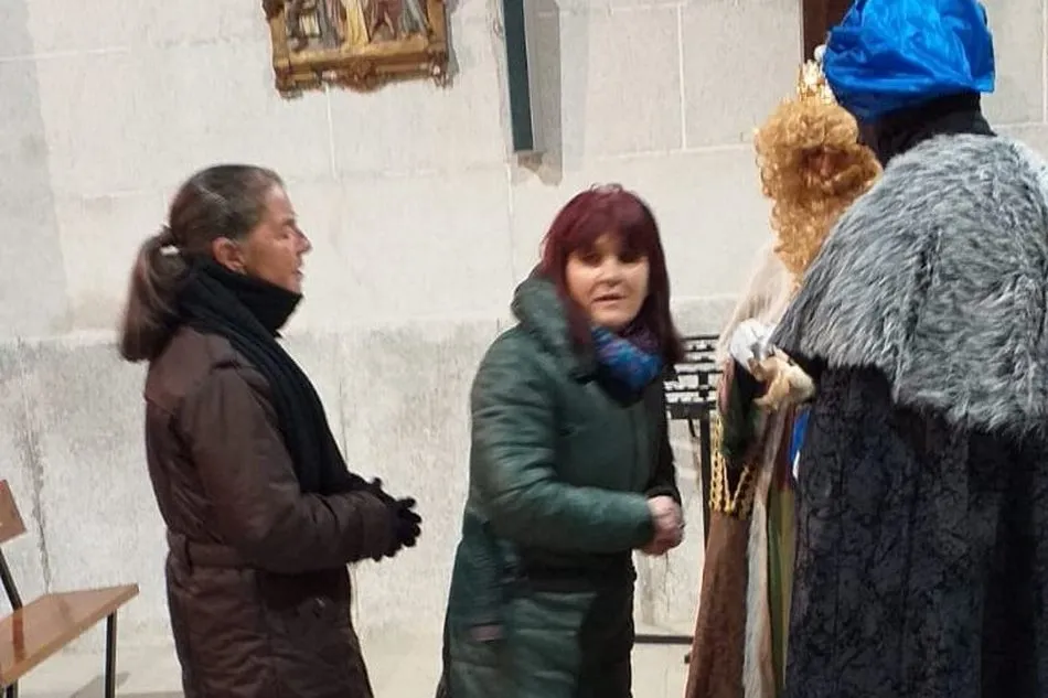 Foto 9 - Los Magos de Oriente dejan regalos y caramelos a los ni&ntilde;os de&nbsp;Peralejos de Abajo  