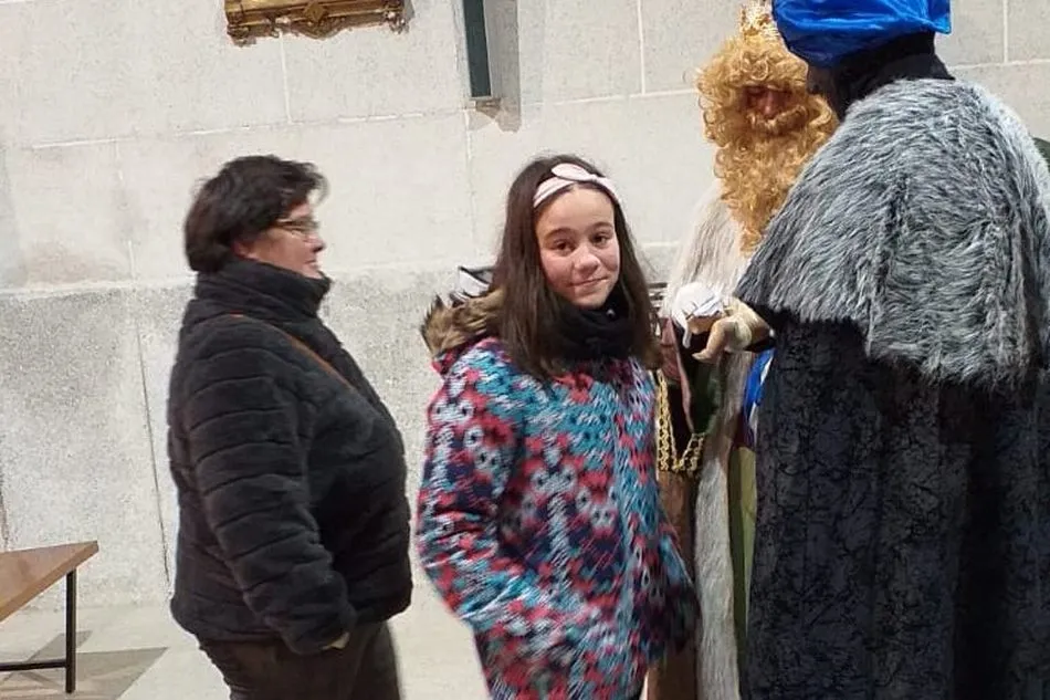 Foto 6 - Los Magos de Oriente dejan regalos y caramelos a los ni&ntilde;os de&nbsp;Peralejos de Abajo  