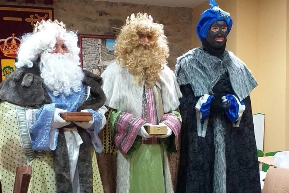 Foto 3 - Los Magos de Oriente dejan regalos y caramelos a los ni&ntilde;os de&nbsp;Peralejos de Abajo  