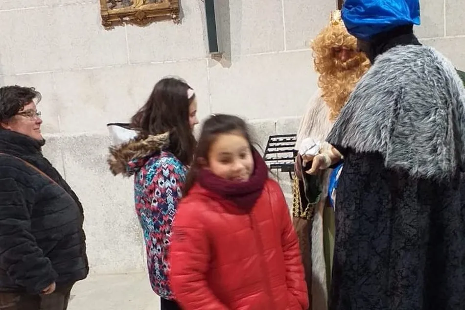 Foto 2 - Los Magos de Oriente dejan regalos y caramelos a los ni&ntilde;os de&nbsp;Peralejos de Abajo  