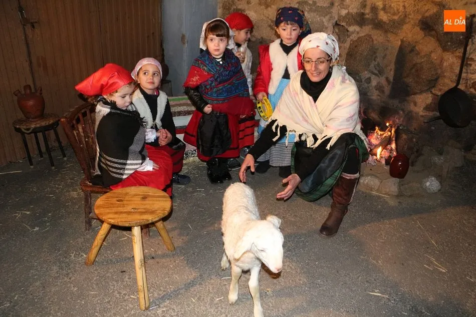 Foto 5 - Ledrada recibe a los Reyes Magos con un bel&eacute;n viviente