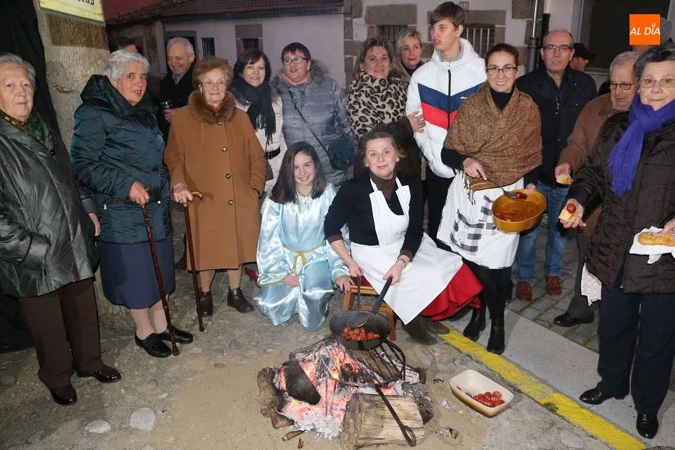 Foto 2 - Ledrada recibe a los Reyes Magos con un bel&eacute;n viviente