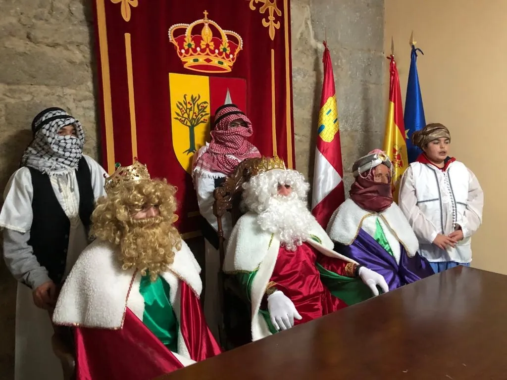 Foto 9 - Mogarraz recibe con los brazos abiertos a los Reyes Magos
