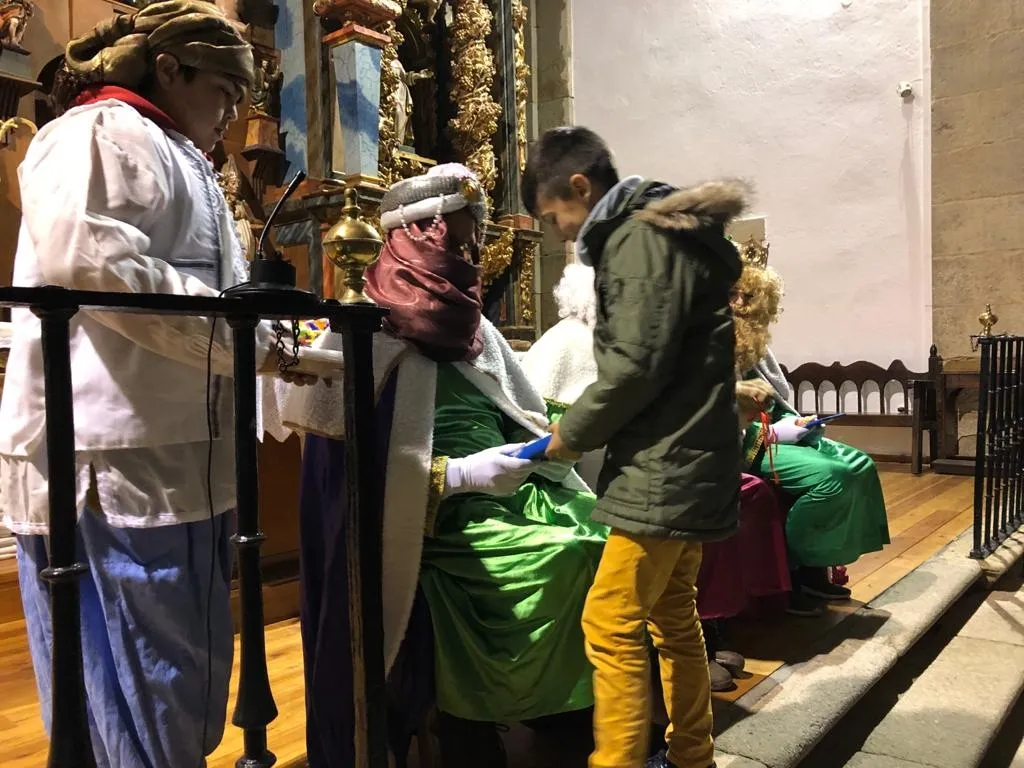 Foto 3 - Mogarraz recibe con los brazos abiertos a los Reyes Magos