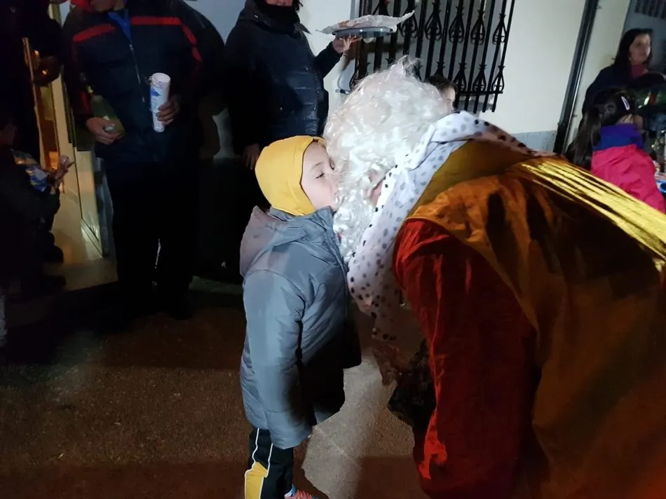 Foto 9 - Los Reyes Magos dejan regalos a 30 ni&ntilde;os en Valderrodrigo  