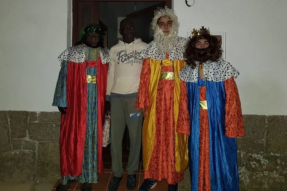 Foto 8 - Los Reyes Magos dejan regalos a 30 ni&ntilde;os en Valderrodrigo  