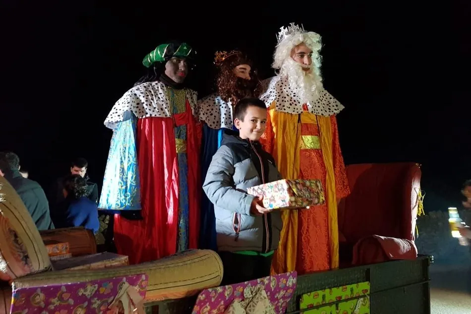 Foto 4 - Los Reyes Magos dejan regalos a 30 ni&ntilde;os en Valderrodrigo  