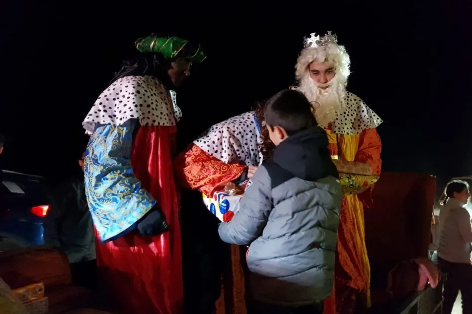 Foto 3 - Los Reyes Magos dejan regalos a 30 ni&ntilde;os en Valderrodrigo  