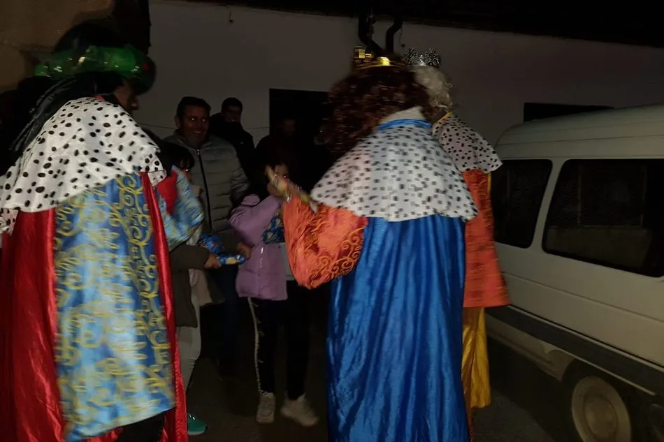 Foto 2 - Los Reyes Magos dejan regalos a 30 ni&ntilde;os en Valderrodrigo  