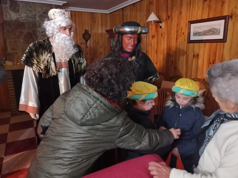 Foto 9 - Los Reyes Magos llenan de ilusi&oacute;n las calles de La Zarza de Pumareda  