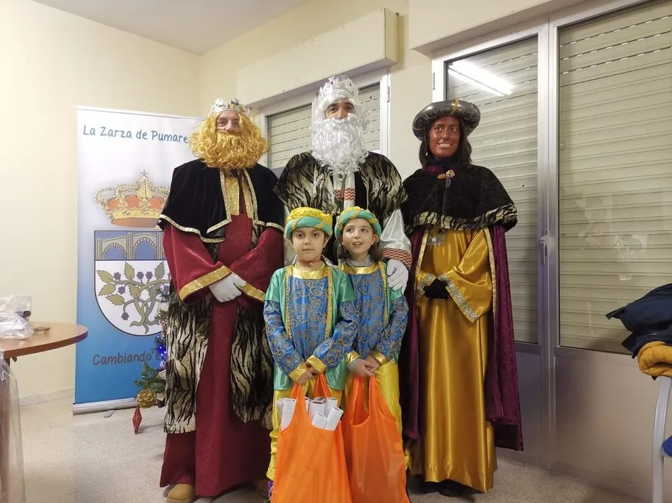 Foto 7 - Los Reyes Magos llenan de ilusi&oacute;n las calles de La Zarza de Pumareda  