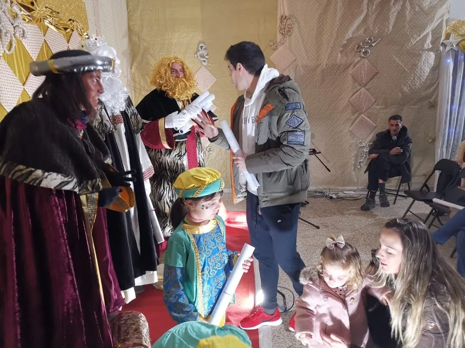 Foto 5 - Los Reyes Magos llenan de ilusi&oacute;n las calles de La Zarza de Pumareda  