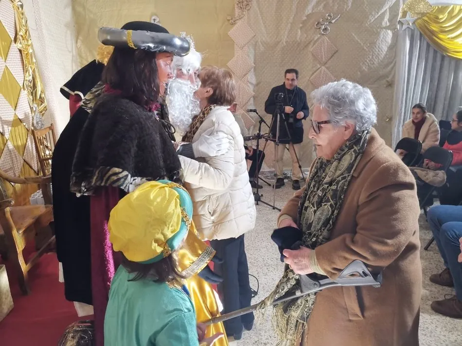 Foto 4 - Los Reyes Magos llenan de ilusi&oacute;n las calles de La Zarza de Pumareda  