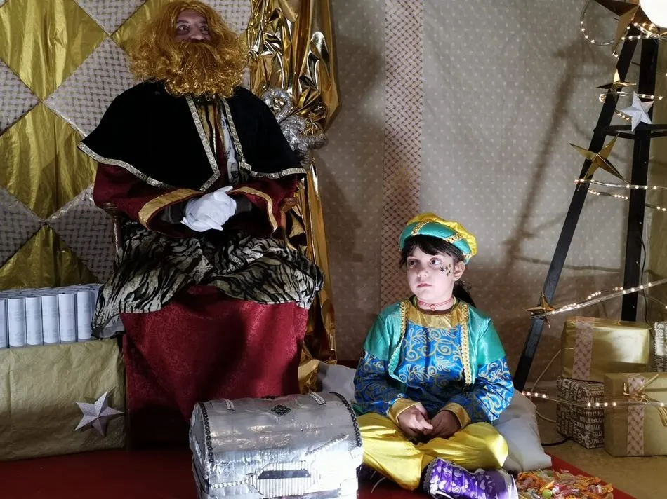 Foto 2 - Los Reyes Magos llenan de ilusi&oacute;n las calles de La Zarza de Pumareda  