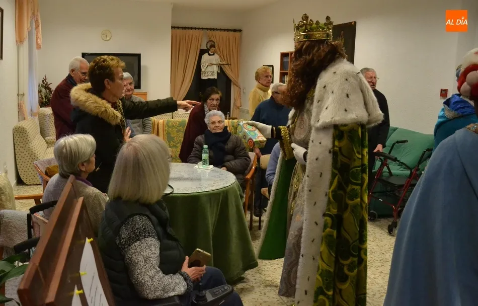 Foto 8 - Los Reyes Magos recorren todas las residencias de la ciudad  