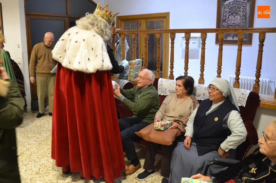 Foto 5 - Los Reyes Magos recorren todas las residencias de la ciudad  