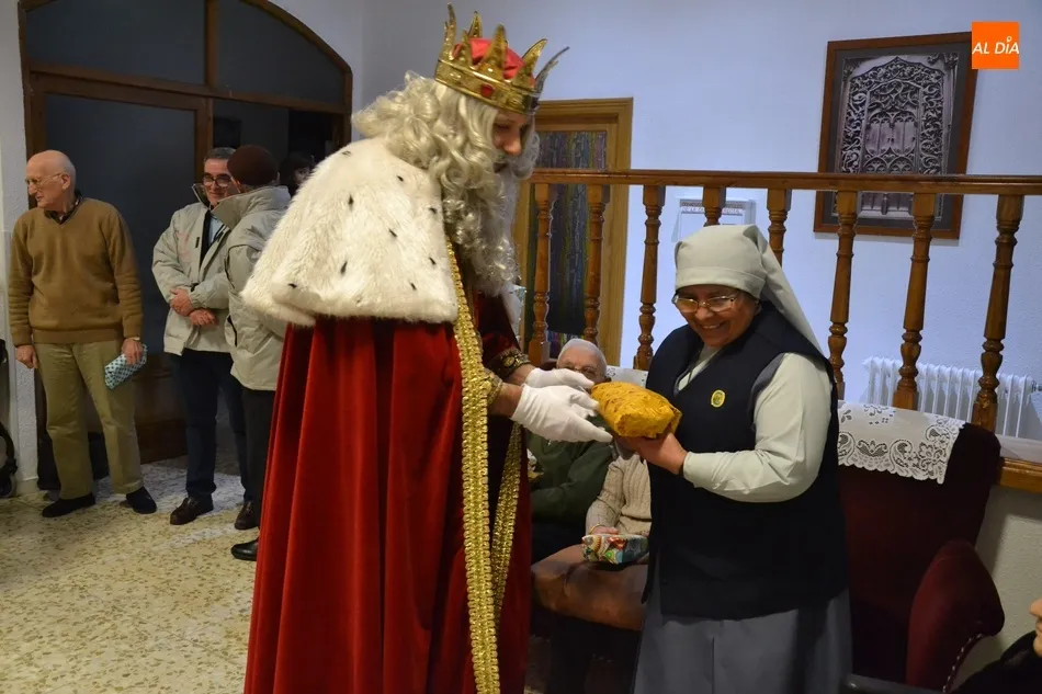 Foto 4 - Los Reyes Magos recorren todas las residencias de la ciudad  