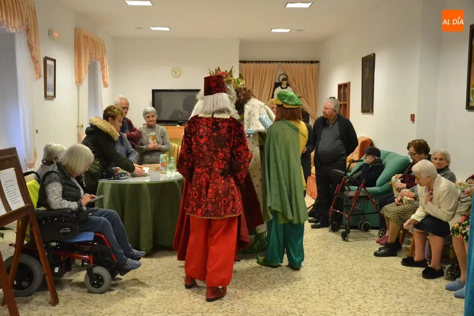 Foto 7 - Los Reyes Magos recorren todas las residencias de la ciudad  