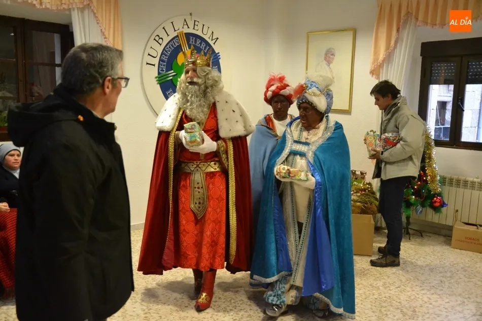 Foto 10 - Los Reyes Magos recorren todas las residencias de la ciudad  